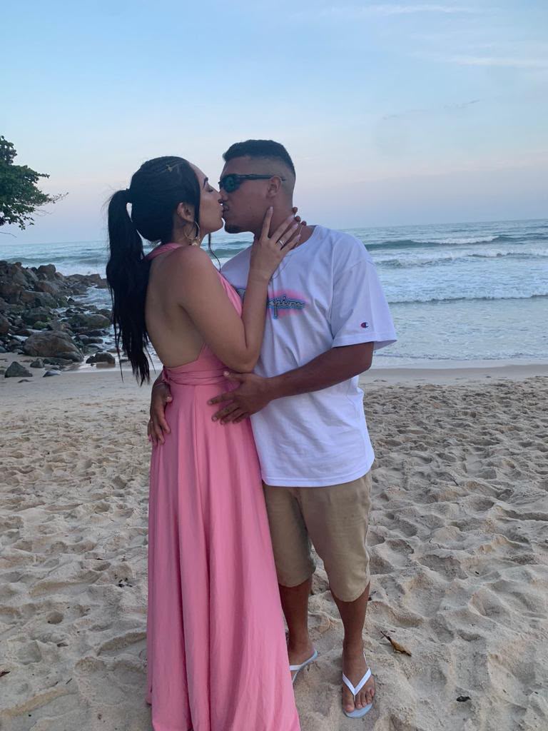 Gabriel e Letícia na praia