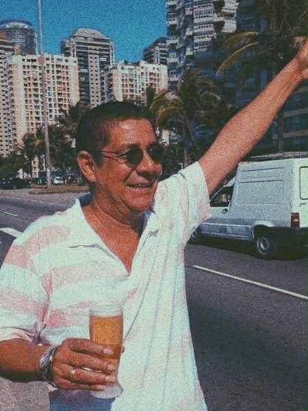 Ajuda para a noiva deixar o noivo tomar uma saidera no pagode